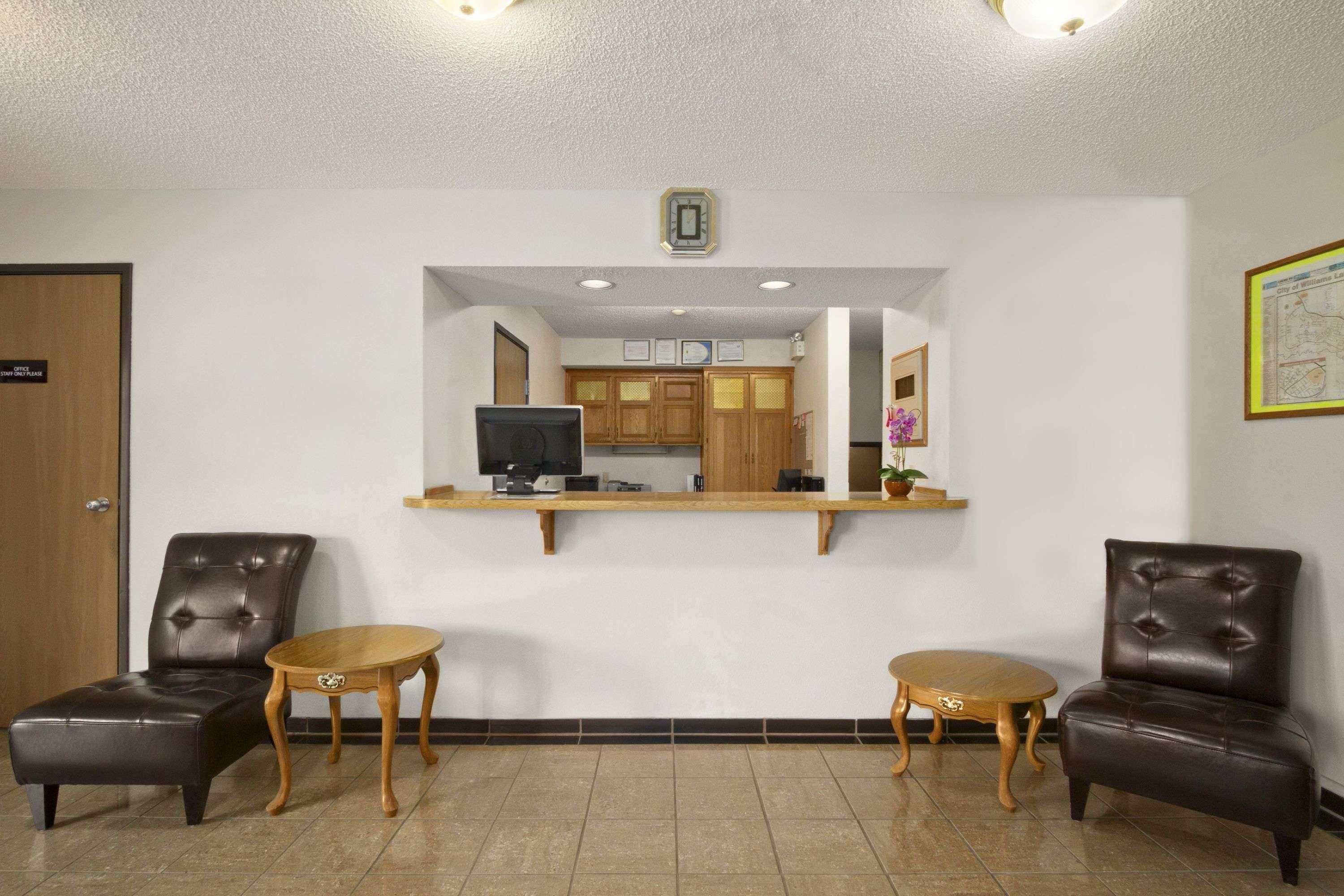Super 8 By Wyndham Williams Lake Bc Exterior photo