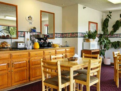 Super 8 By Wyndham Williams Lake Bc Restaurant photo